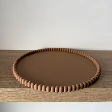 Elegancka Tacka Ozdobna, Podstawka z Ryflami